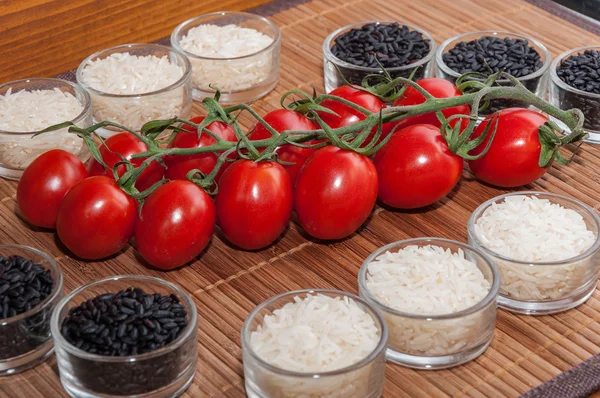 Tazas de arroz y tomates —  Fotos de Stock