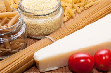 Peynirli makarna ve domates.