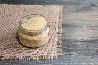 Kuskus Kuskus bir masa örtüsü üzerinde