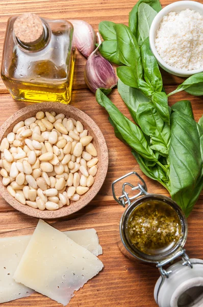 Pesto sos ve hazırlamak için malzemeler