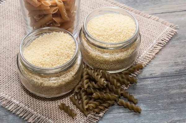 Kuskus Kuskus bir masa örtüsü üzerinde