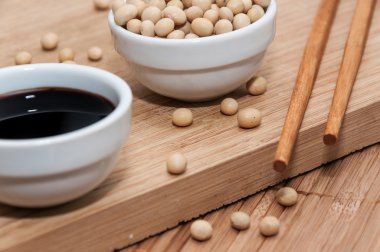 soya sosu ve yemek çubukları