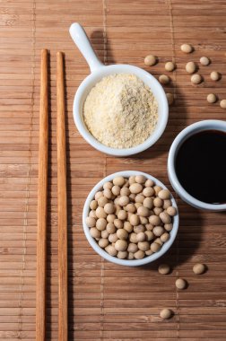 Soya sosu bir masa örtüsü üzerinde