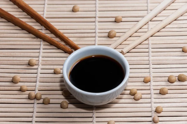 soya sosu ve yemek çubukları