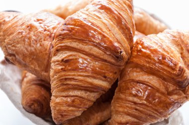 Kalabalık bir kaç gevrek kruvasan