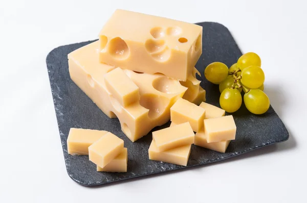 Emmental ost med druvor — Stockfoto