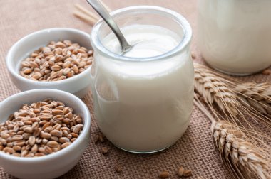 Bir cam kavanoza doğal yoğurt