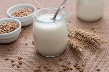 Bir cam kavanoza doğal yoğurt