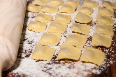 Bir tahta üzerinde ev yapımı mantı