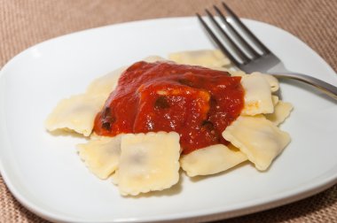 Domates soslu ravioli.