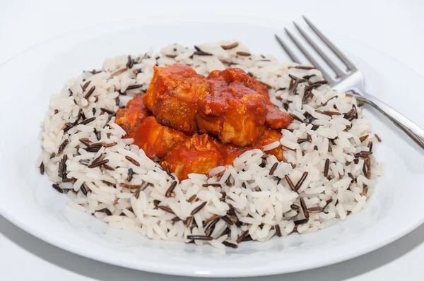 Dziki ryż z sosem z tuńczyka i pomidory — Zdjęcie stockowe