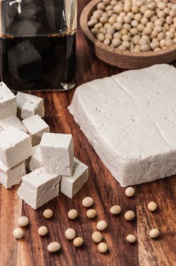 Soya sosu, soya ve soya fasulye bir ahşap tahta üzerinde bir parça