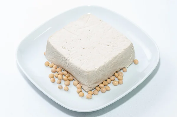 En la soja trozo de tofu y semillas de un Platón —  Fotos de Stock
