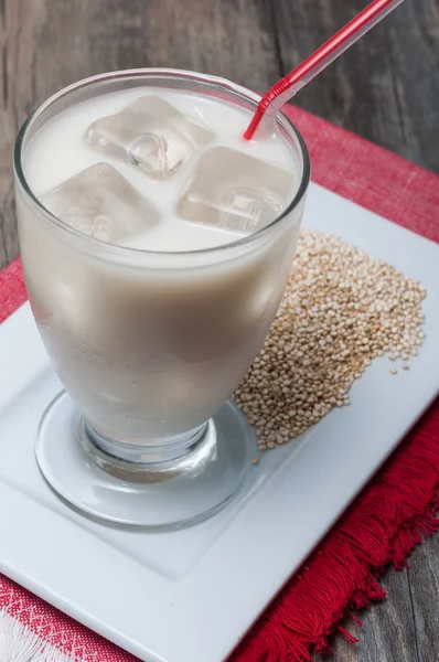 Nápoj quinoa sklenici s ledem na talíři — Stock fotografie