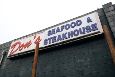 Lafayette şehir merkezinde deniz ürünleri lokantası, biftek deniz ürünleri.