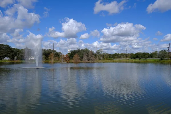 路易斯安那州拉法叶特机场附近的池塘喷泉 — 图库照片