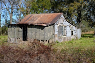 Breaux Köprüsü, Louisiana 'daki Martin Gölü' nde terk edilmiş bir ev..