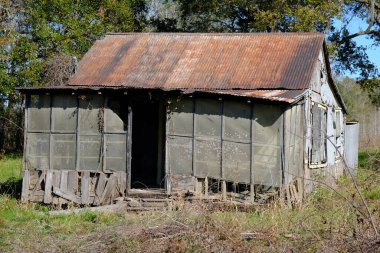 Breaux Köprüsü, Louisiana 'daki Martin Gölü' nde terk edilmiş bir ev..