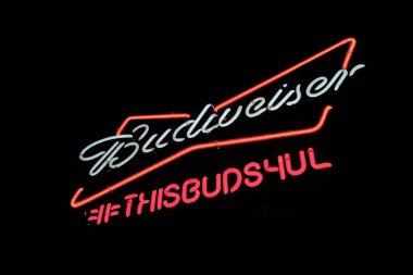 Bu fotoğraf, Lafayette Louisiana şehir merkezindeki neon Budweiser bar vitrininin tabelası..