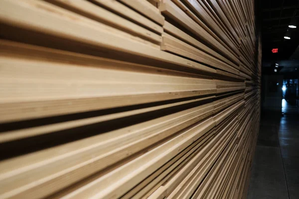 Lafayette Louisiana şehir merkezindeki Acadiana Sanat Merkezi 'nin ofis alanında ilginç ahşap dokulu duvar..