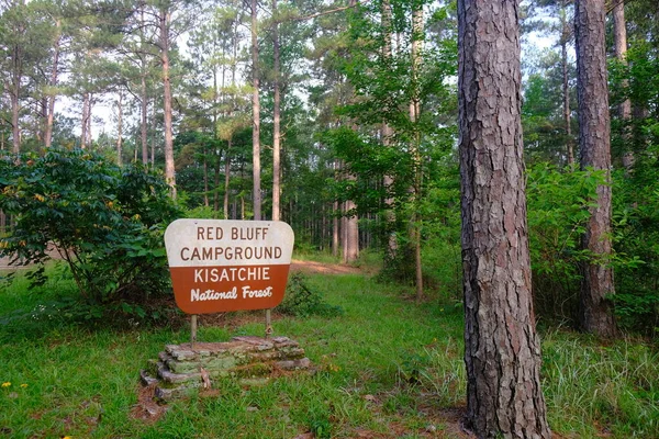Фотографія Знака Червоного Блакитного Кампуса Кісатчі Національному Лісі Луїзіані — стокове фото