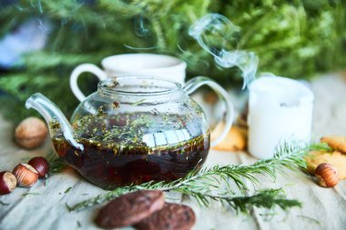 Zencefilli kurabiye, meyve çayı ve köknar ağacı dalları. Noel ve Yeni Yıl hediyesi.