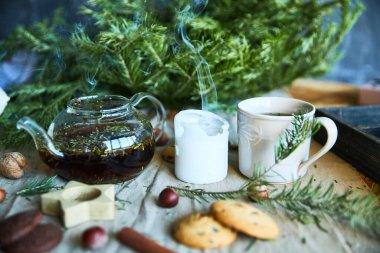 Zencefilli kurabiye, meyve çayı ve köknar ağacı dalları. Noel ve Yeni Yıl hediyesi.