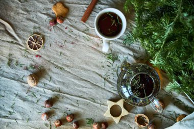 Zencefilli kurabiye, meyve çayı ve köknar ağacı dalları. Noel ve Yeni Yıl hediyesi.
