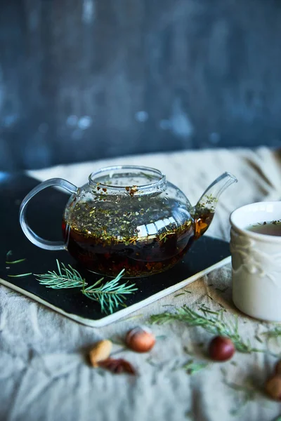 Lebkuchen, Früchtetee und Tannenzweige auf schwarzem Holzgrund. Weihnachts- und Neujahrsgenuss. — Stockfoto