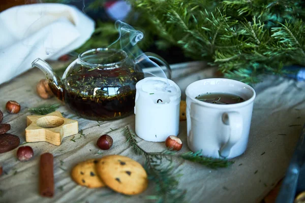 Lebkuchen, Früchtetee und Tannenzweige auf schwarzem Holzgrund. Weihnachts- und Neujahrsgenuss. — Stockfoto