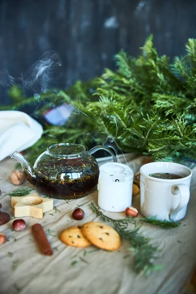 Lebkuchen, Früchtetee und Tannenzweige auf schwarzem Holzgrund. Weihnachts- und Neujahrsgenuss. — Stockfoto