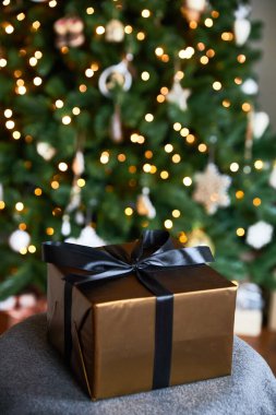 Yeni bir arkaplan için paketlenmiş hediyeler ve Noel kağıdı ile Noel ağacı ve şömine çelenklerinin arka planına karşı