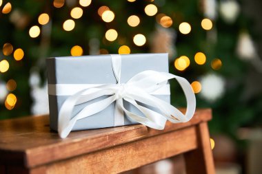 Yeni yıl süslemeleri. Noel ağacı yakınındaki şenlikli çelenkler, hediyeler, ışıklar. Kış tatilini kutlamaya hazırlanıyorum..