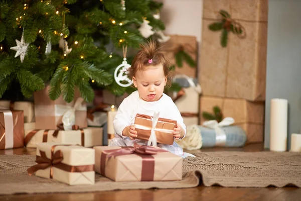 Little cute girl z prezentów i pudełko z wystroju Bożego Narodzenia — Zdjęcie stockowe