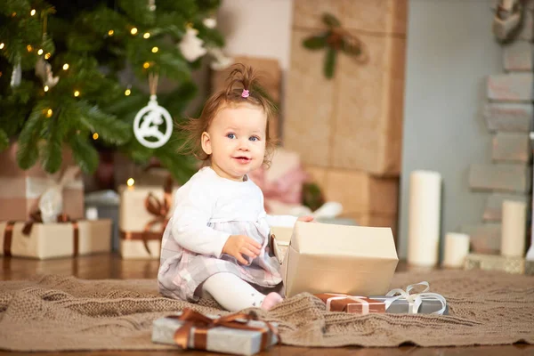 Little cute girl z prezentów i pudełko z wystroju Bożego Narodzenia — Zdjęcie stockowe