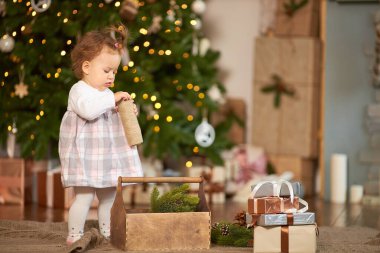 Hediyeli ve Noel dekorlu küçük şirin bir kız.