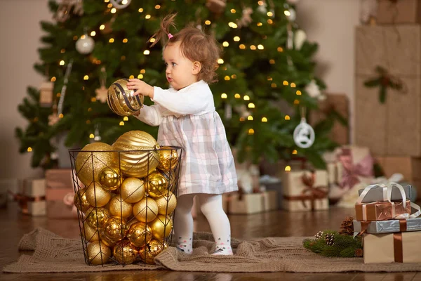 Little cute girl z prezentów i pudełko z wystroju Bożego Narodzenia — Zdjęcie stockowe