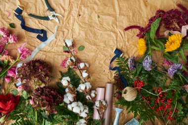 Çiçekçilerden ve çiçekçilerden oluşan kompozisyon kağıt işçiliği aletleri