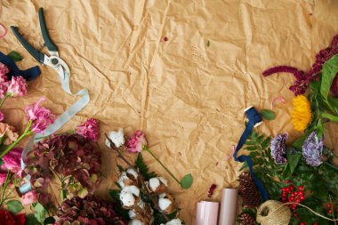 Çiçekçilerden ve çiçekçilerden oluşan kompozisyon kağıt işçiliği aletleri