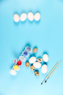 Paskalya için yumurtalar mavi arkaplan boyama seti