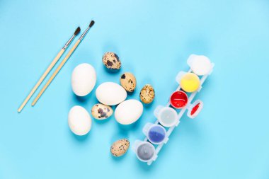 Paskalya için yumurtalar mavi arkaplan boyama seti