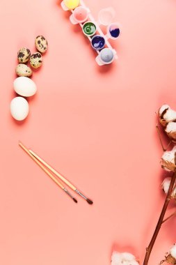 Paskalya pembesi arkaplan resmi için hazırlanmış yumurtalar