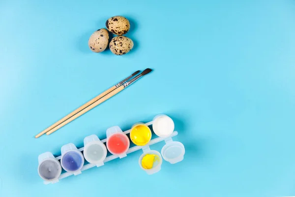 Ovos para desenho de Páscoa conjunto pintura azul fundo — Fotografia de Stock