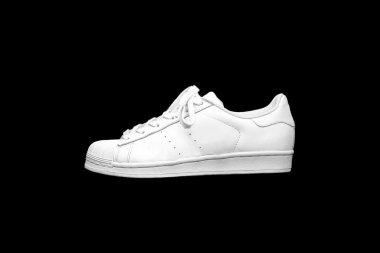 Siyah arka planda izole edilmiş beyaz spor ayakkabılar