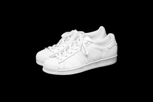 Siyah arka planda izole edilmiş beyaz spor ayakkabılar — Stok fotoğraf