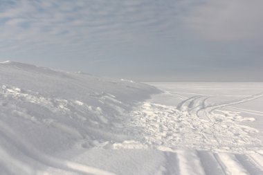 Kışın donmuş nehrin üzerinde kar