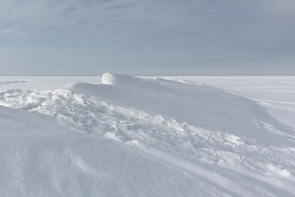 Nieve en el río congelado en el invierno —  Fotos de Stock