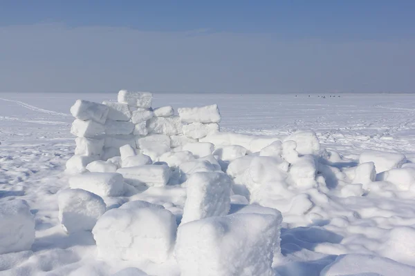 Onvoltooide sneeuw bouw van iglo staande op een sneeuw — Stockfoto