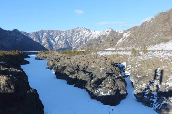Rapids of Teldykpen on the frozen river Katun, Altai, Rusia — Foto de Stock