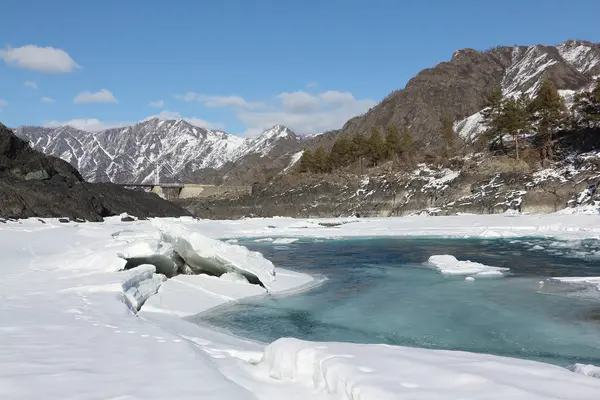 Apertura de hielo en el río Katun turquesa en la primavera — Foto de Stock